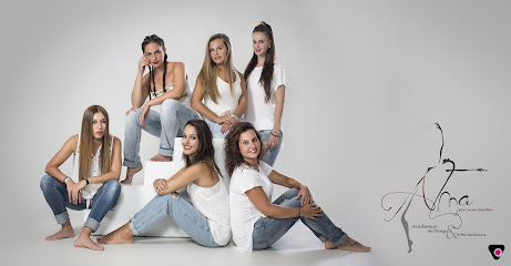 Escuela de baile Andanzas: Pasión y ritmo en movimiento ¡Descubre el arte de bailar en Alma