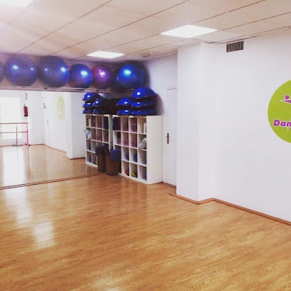 Escuela de baile Andanzas: Pasión y ritmo en movimiento Aprende a bailar en Pozuelo con DanzÁrea