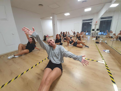 Escuela de baile Andanzas: Pasión y ritmo en movimiento ¡Siente la libertad de bailar en FeelFree Torredembarra!