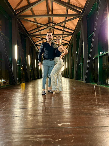 Escuela de baile Andanzas: Pasión y ritmo en movimiento ¡Baila con pasión en la Academia Jesús Barroso en Huelva!