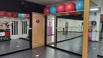 ¡Aprende a bailar con pasión en Lola Cerón Molina!