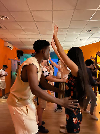 ¡Siente el ritmo en la academia de baile MIKY HOUSE en Valencia!