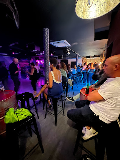 Escuela de baile Andanzas: Pasión y ritmo en movimiento ¡Salsa y diversión en Málaga con Academia Muevete!