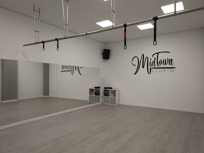 Escuela de baile Andanzas: Pasión y ritmo en movimiento ¡Descubre el ritmo en Midtown Studio Santander!