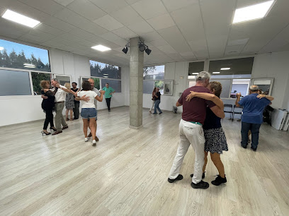 Escuela de baile Andanzas: Pasión y ritmo en movimiento ¡Baila bajo la luna en Moon Espai Creatiu!