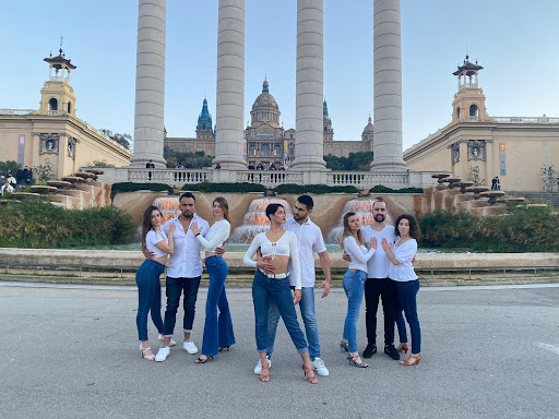 Escuela de baile Andanzas: Pasión y ritmo en movimiento ¡Descubre el ritmo en Barcelona con Que Rico Dance!