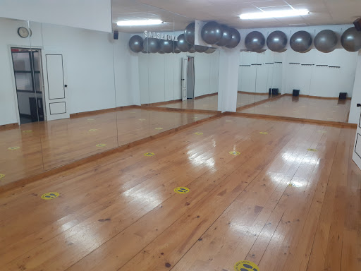 Aprende a bailar salsa en SalsaNova