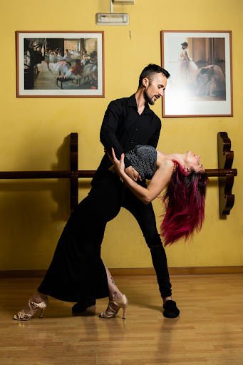 Escuela de baile Andanzas: Pasión y ritmo en movimiento ¡Siente el ritmo en la Academia de Baile Sergio Alcón en Asturias!