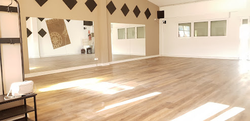 Escuela de baile Andanzas: Pasión y ritmo en movimiento ¡Siente el ritmo en Studio 21