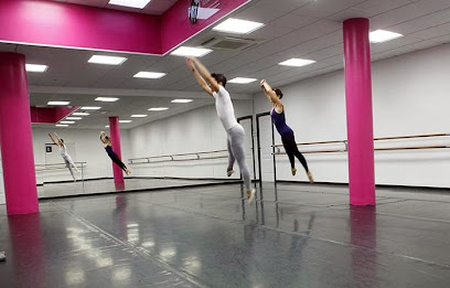 Escuela de baile Andanzas: Pasión y ritmo en movimiento ¡Aprende a bailar en Tomares con Teresa Guerrero!