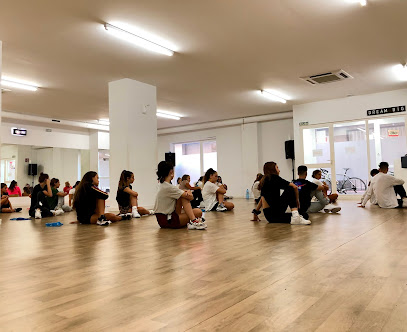 Escuela de baile Andanzas: Pasión y ritmo en movimiento ¡Descubre el ritmo en Variance Dance Studio!
