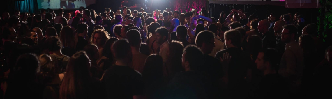 Bachatongu en Barcelona es una sala de baile especializada en salsa y bachata con un ambiente vibrante y acogedor.