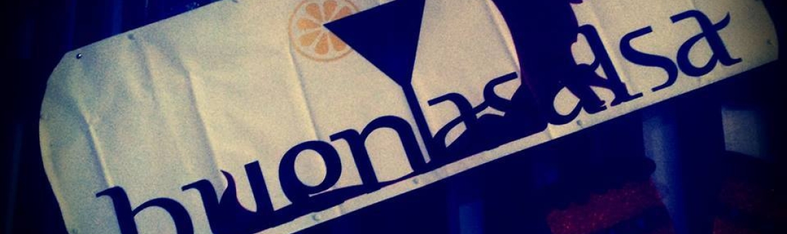 BuenaSalsa ShowbarDance en Alicante es una sala de baile vibrante y acogedora donde disfrutar de la mejor música latina y bailar salsa y bachata toda la noche.