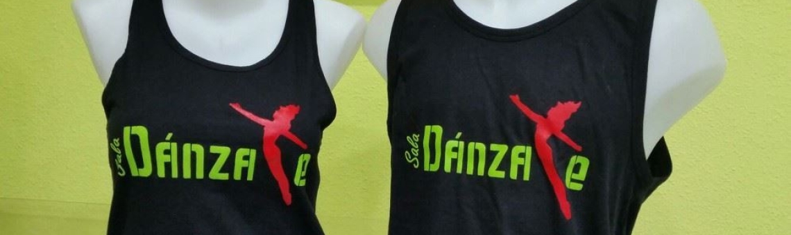 Dánzate en Granada es una sala de baile que ofrece clases y eventos de salsa y bachata en un ambiente acogedor y animado.