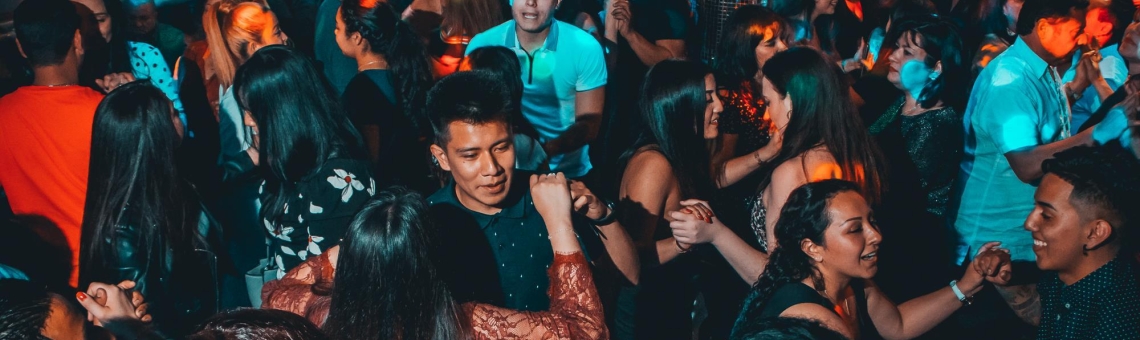 La sala de baile Discoteca San Pues en Barcelona es un lugar emblemático para disfrutar de la salsa y la bachata en un ambiente vibrante y acogedor.