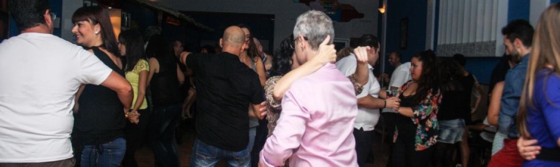 El Rumberito Cubano en Sevilla es una sala de baile latina que ofrece clases y fiestas de salsa y bachata.