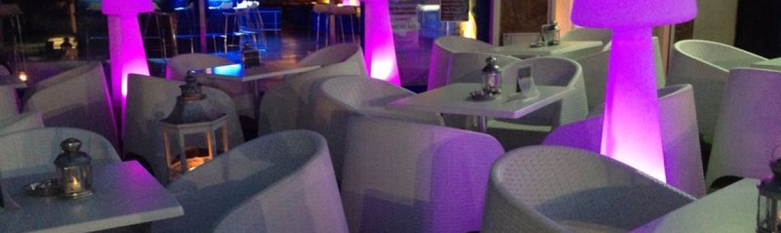La sala de baile JOKER en Tomares ofrece un ambiente animado y divertido para bailar salsa y bachata.