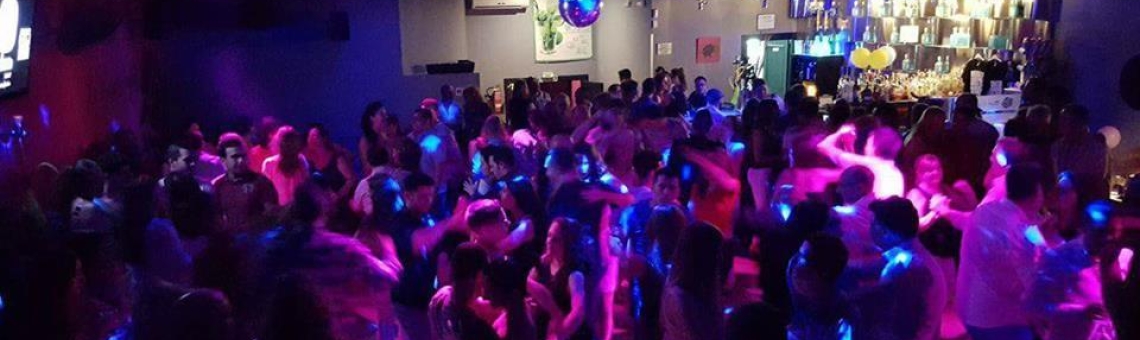 La sala de baile La Rosa Negra en Dos Hermanas es un lugar emblemático para disfrutar de la salsa y la bachata en un ambiente acogedor y lleno de ritmo.