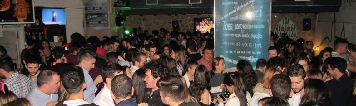 Murphy's Law Salamanca es una sala de baile en Salamanca que ofrece clases y eventos de salsa y bachata en un ambiente animado y acogedor.