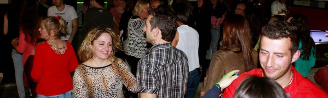 Pool 51 Lounge Bar en Coria del Río es una sala de baile de ambiente latino con clases de salsa y bachata y animadas fiestas temáticas.