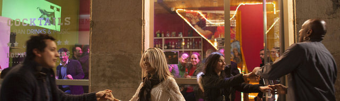 Raimon Social Club & Bar en Barcelona es una sala de baile de salsa y bachata reconocida por su ambiente animado y sus clases de baile.