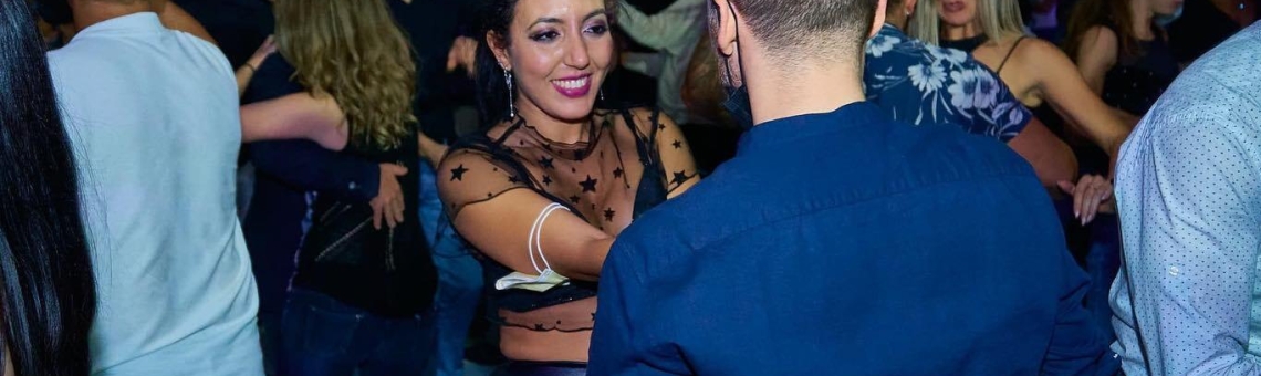The Island Tarragona en Reus es una sala de baile latina con ambiente caribeño y clases de salsa y bachata.