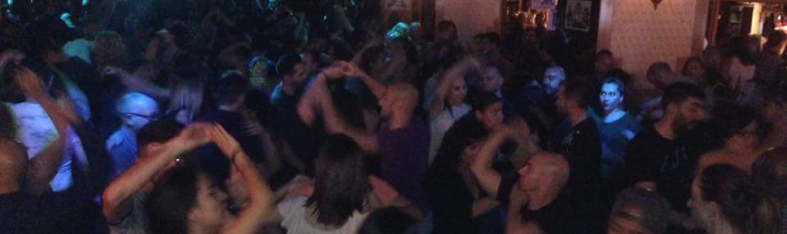 La Sala de Baile Zeus Móstoles en Móstoles es un lugar emblemático donde disfrutar de la salsa y la bachata en un ambiente vibrante y acogedor.