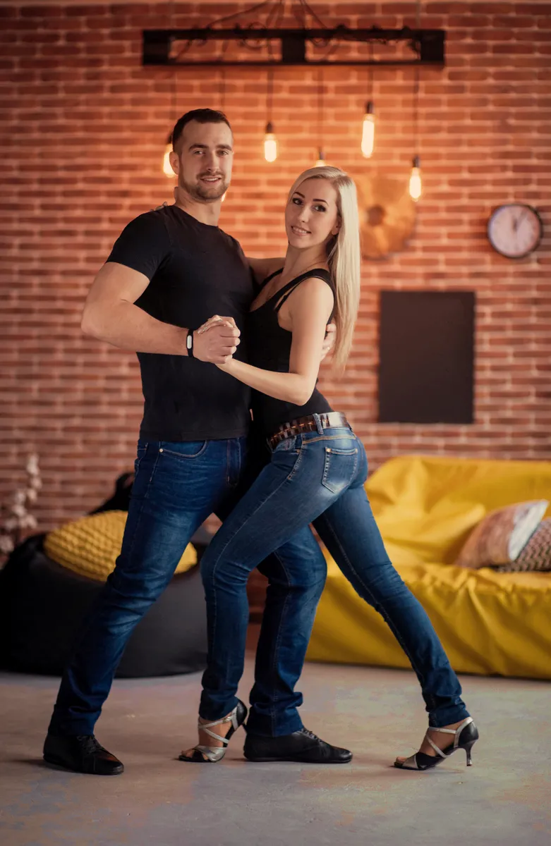 Imagen de Portada de Las 7 Mejores Clases de Salsa y Bachata en Algeciras