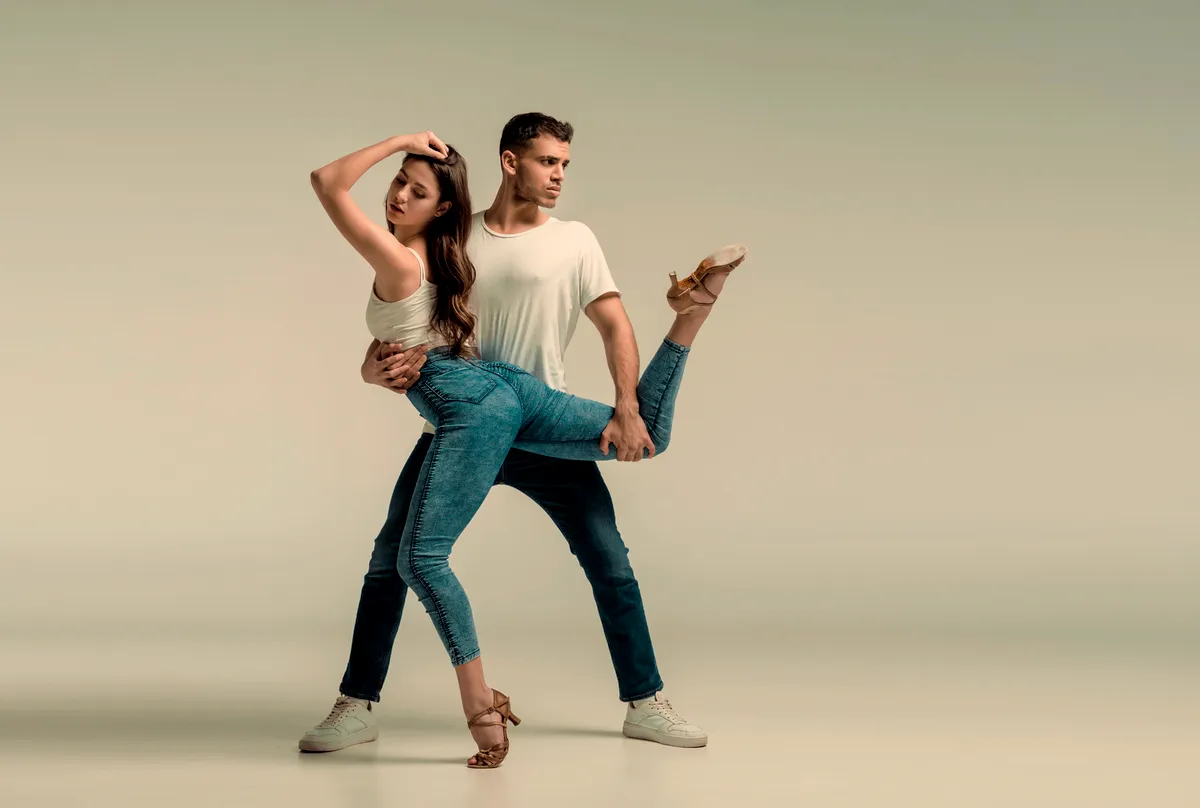Imagen de Portada de Las 8 Mejores Clases de Salsa y Bachata en San Vicente del Raspeig
