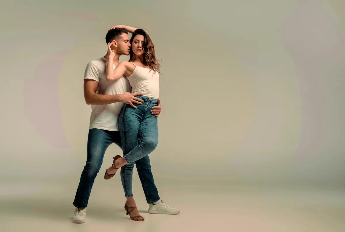 Imagen de Portada de Las 15+ Mejores salas donde bailar Salsa y Bachata en Sevilla