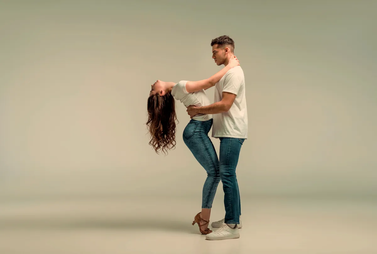 Imagen de Portada de Las 50+ Mejores salas donde bailar Salsa y Bachata en Madrid