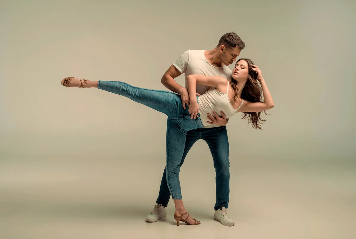 Imagen de Portada de Las 9 Mejores Clases de Salsa y Bachata en Cáceres